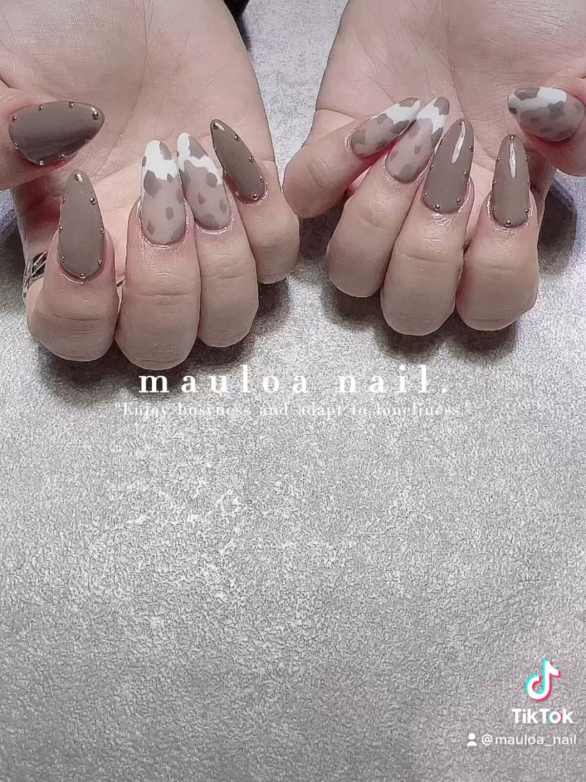 #ネイル,#冬ネイル,#アートネイル,#海ネイル,#ミラーアートネイル,#ニュアンスネイル,#くすみカラーネイル,#サマーネイル,#ジュエリーネイル,#ミラーネイル,#牛柄ネイル,#スタッズネイル,#太陽ネイル,#天王寺ネイル,#シンプルネイル,#タイル柄ネイル,#cow柄ネイルのネイルデザイン