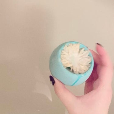 LUSH フローティングフラワー

ドライフラワーが浮きます 色も可愛い
溶けたあと浴槽が青空みたいになるのも好きポイントです

#LUSH #バスボム #私のおうち美容 