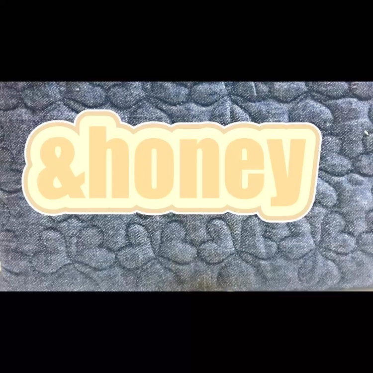 &honey  
アンドハニー　ディープモイスト ハンドクリームオープン価格

【商品の特徴】パッケージがまず可愛い！
しっとり目のハンドクリーム

【使用感】しっとりとしていて
寝る前とかに良さそう

【良いところ】パッケージの可愛さがま