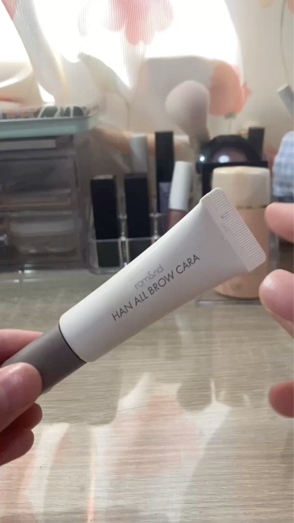 rom&nd　ハンオールブロウカラ　08　ムーングレー　¥1,210

黒髪で眉毛が濃いめなんですが、コレ塗るといい感じに眉毛薄く見えます。ブラシの形状のおかげか、地肌につきにくいのも⭕️前使ってたデジャヴより気に入りました。
#韓国コスメ