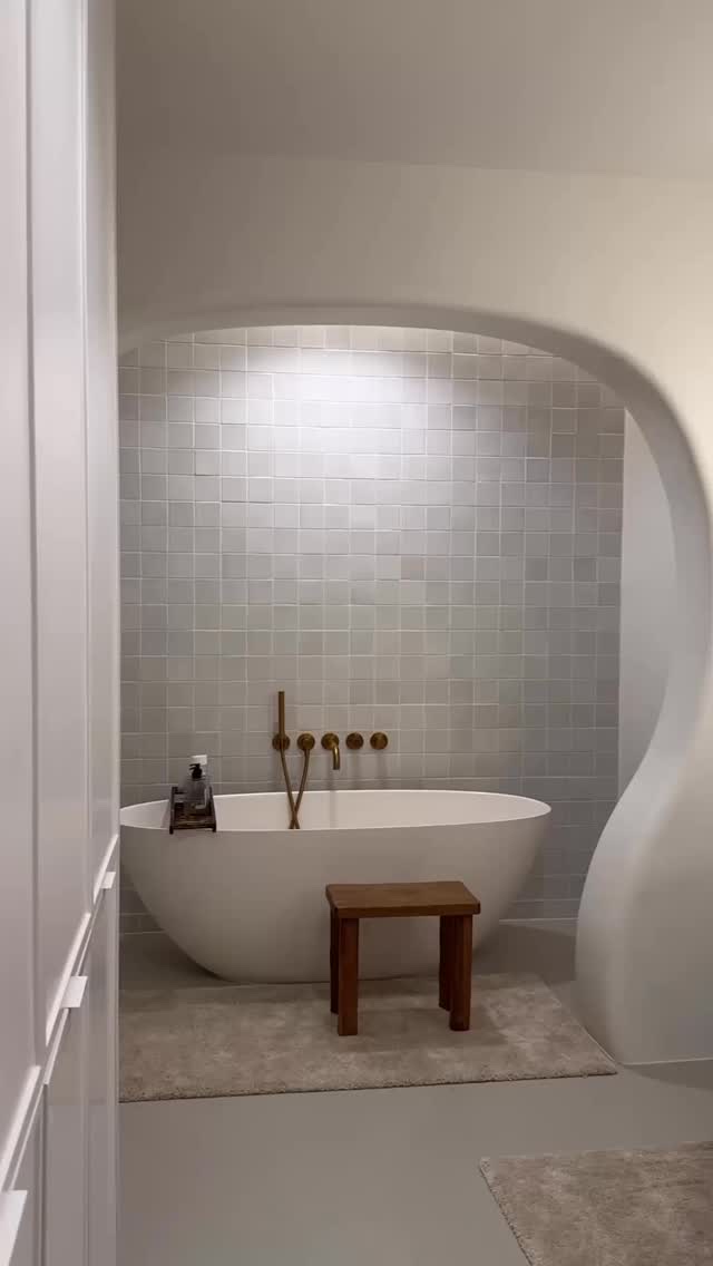 
女心くすぐられまくり🥹
⁡
パケはインテリアにしたいくらいかわいいし
香り良すぎて始終うっとり♡
⁡
香水レベルで香るから
バスルームが一気に華やかになるよ🌹⟡.·
⁡
これだけしっかり香るのに既成香料不使用で
さらにはヴィーガン認証