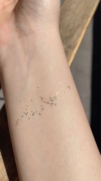 グリッタージェルベリオネア/ColourPop/グリッターを使ったクチコミ(3枚目)