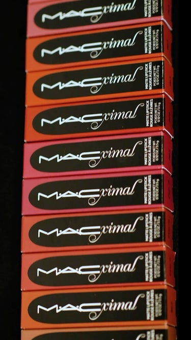 M・A・C公式アカウント on LIPS 「＼NEW🆕／マットリップはここまで進化色もち12時間*続くのに..」（1枚目）