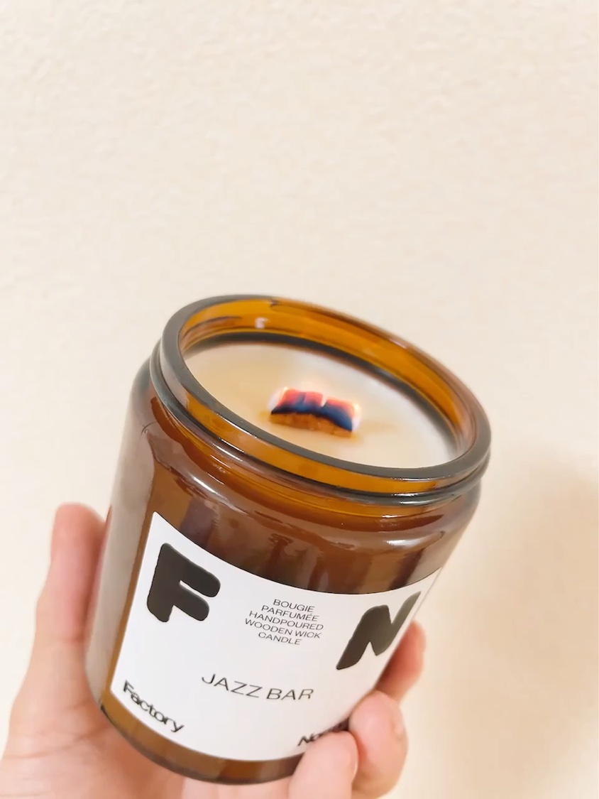 【できれば音を聞いて！！】
お昼に忙しい皆さん、メガ割前にパチパチ音聴いて心安らいでほしい🥹#PR

このキャンドルの特徴はなんと言っても木芯による焚き火みたいな音！

このジャズバーの香りは白檀とかアンバーがまさにジャズバーにいるみたい