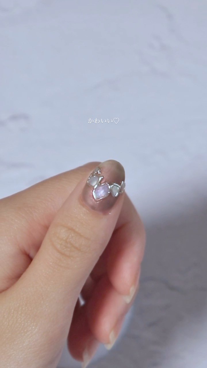 シェルがかわいすぎる🥺

なんか物足りないな〜ってときに
アイシング塗ってミラーパウダー擦るだけで可愛くなる🥺🤍

適当に並べてもなんとかなるかな？🫣笑

.

#ネイルデザイン 
#ミラーアート
#ミラーパウダー
#セルフネイル
