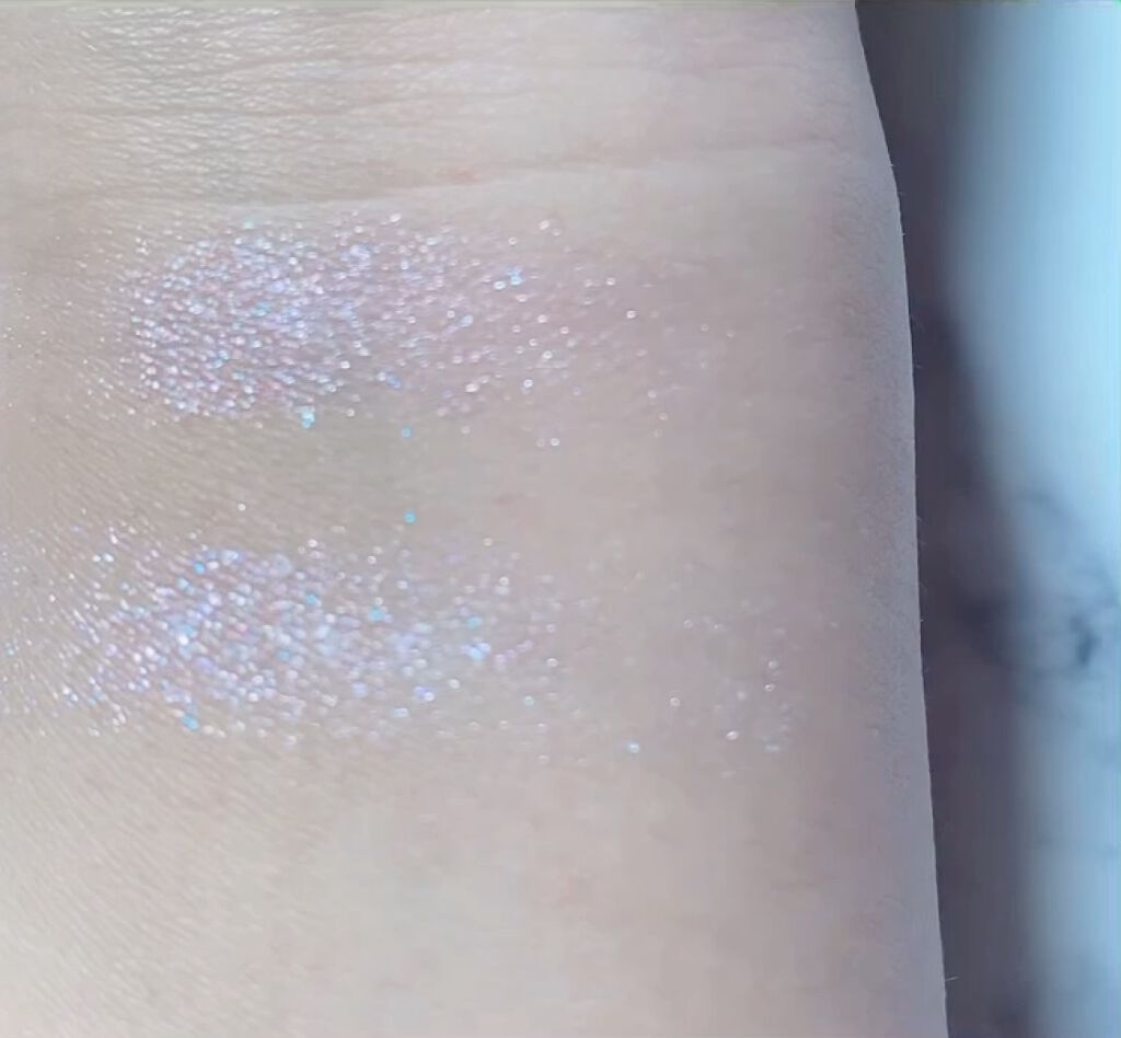  シアー グリッターアイズ 04 ファーストステージ(FIRST STAGE)/KiSS/単色アイシャドウを使ったクチコミ（3枚目）