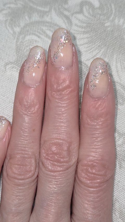 ✨✨✨本日のネイル✨✨
#ネイルホリック
#ネイルホリックつめ用ファンデ+
PK034F
を、ベースカラーに使用しました。
#paネイルカラープレミア
E013
を、斜めにのせて
AA225を、仕上げに乗せて完成～

淡いカラーで仕上げまし