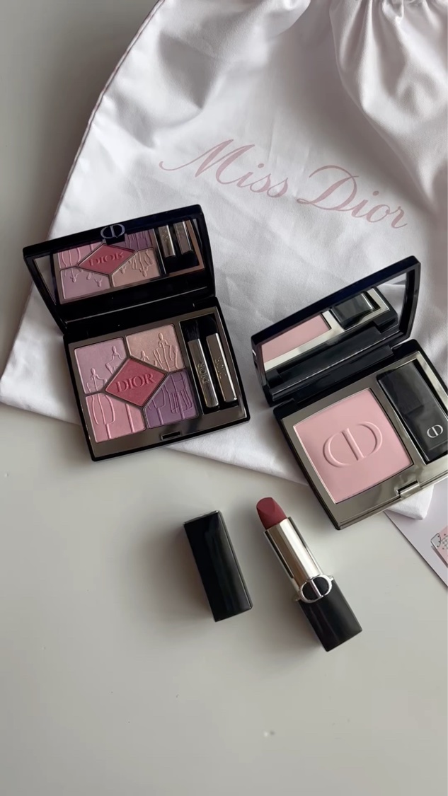 

24年1/2発売
伊勢丹新宿限定
meecoでは即完の幻のパレット✨

まるで宝石のように美しい。
トルソーのエンボスがキレイで、なかなか使えないけど、塗ると発色も美しい。

ペールピンク、ラベンダーピンク、
レッドピンクなど青みピンク