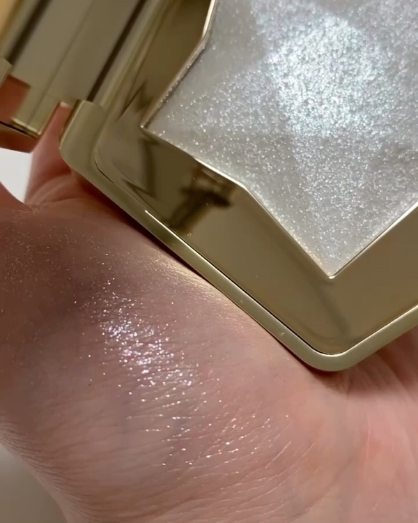 スターダストダイヤモンドハイライトパウダー/PERFECT DIARY/パウダーハイライトを使ったクチコミ（2枚目）