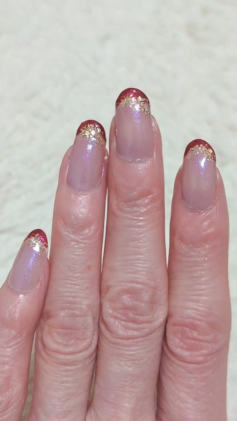 ✨✨✨本日のネイル✨✨✨
#デュカート
#ネイルマイン
32 ダスキーモーヴ
を、メインカラーに使用しました。
爪先には、
#セリア
#ACネイルエナメルS
022 ガーネット
を、乗せて
#ACネイルエナメル
010ゴールド グリッター
