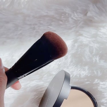 bareMinerals リュクス パフォーマンス ブラシのクチコミ「
⁡
今回はリュクス パフォーマンス ブラシを使って塗布してみましたが、このブラシが優秀✨
⁡.....」（2枚目）