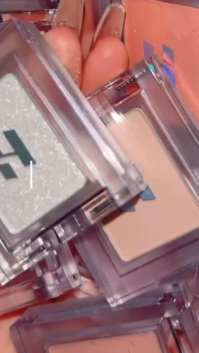 Holika Holika (ホリカホリカ)の人気シングルシャドウ 「ピースシャドウ」が冬限定としてカムバック❄️
⁡
詳しくはQoo10公式ショップでチェック⛄️
⁡
#ホリカホリカ #プチプラコスメ #冬コスメ #単色アイシャドウ #韓