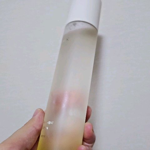 RMK Wトリートメントローションを頂いた🫶
あけたとたんにシトラス🍊のいいかおりがして、癒される。。。

二層になってて、水性と油性の保湿力があるんだって♥
油性といってもべたつきは感じなくて、しっとり感強め‼
しっかり保湿される感じ