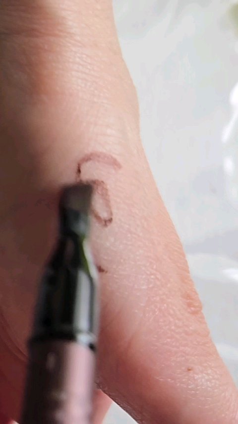 YSL リベレイテッド アイライナー ウォータープルーフ​/YVES SAINT LAURENT BEAUTE/アイライナーの動画クチコミ1つ目