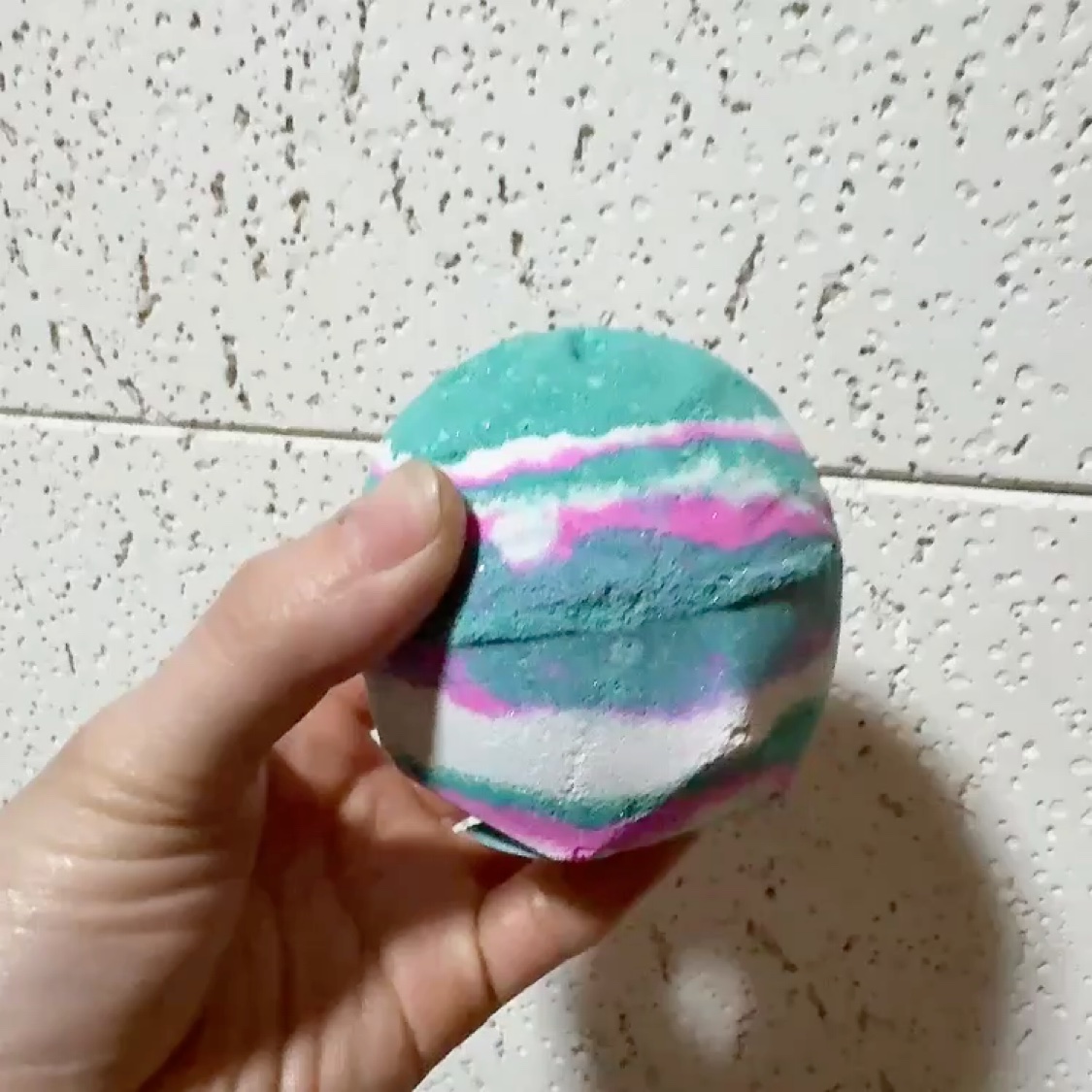 ザガールインザホワールウィンド/ラッシュ/炭酸系入浴剤の動画クチコミ1つ目