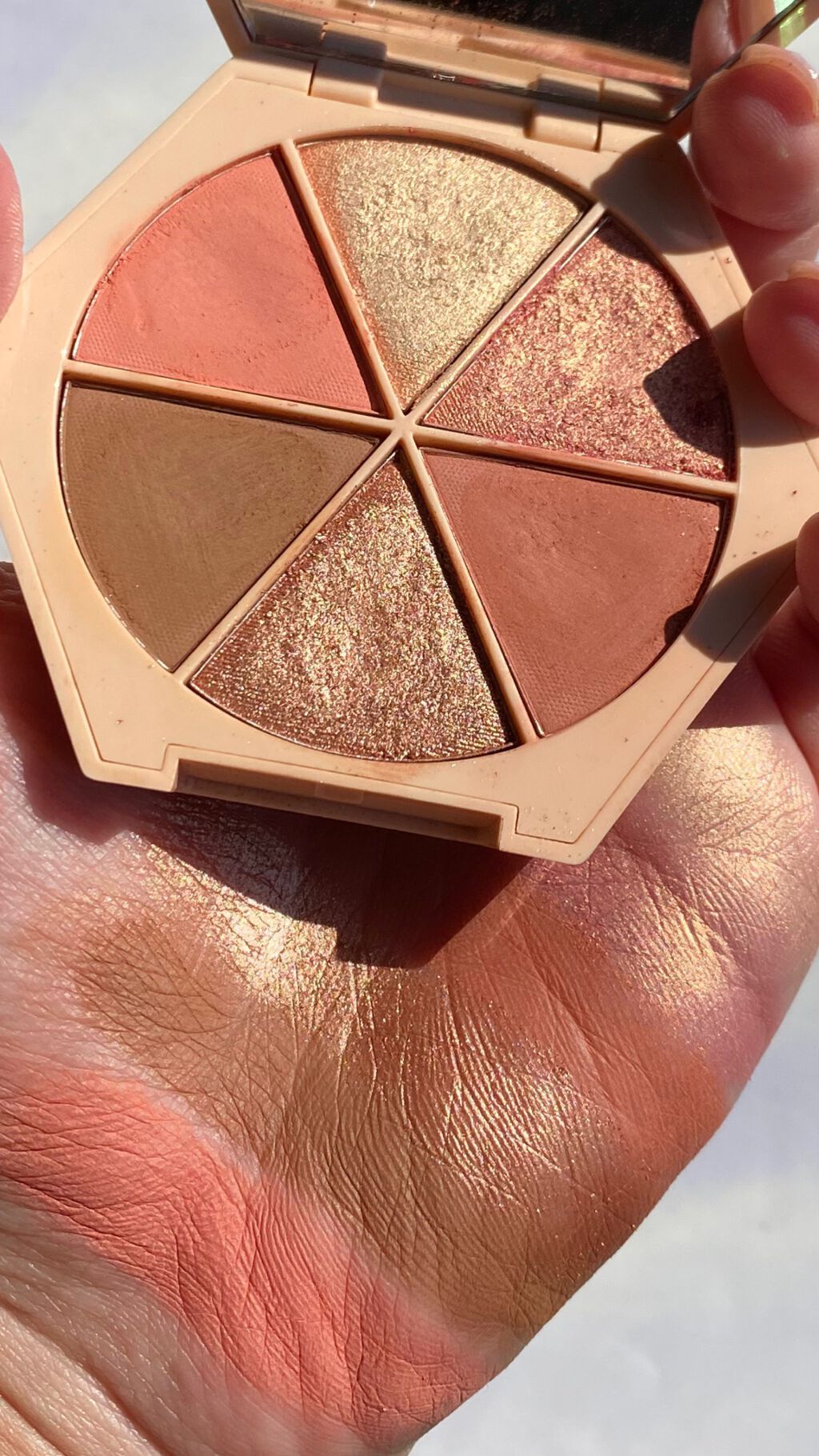 Divine Skies/EM Cosmetics/アイシャドウパレットの動画クチコミ1つ目