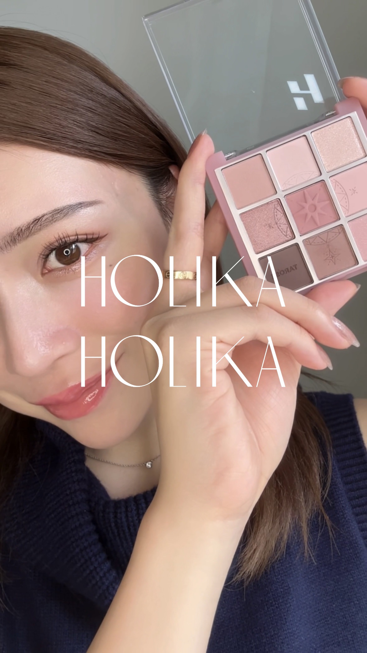 最近出番の多いアイシャドウ🪐💘

HOLIKA HOLIKA
MY FAVE 9Colors Eye Pallet
10 Pick The Rose

マット、ラメ、パールのバランスのいいパレットで
やりたいメイクはほとんど出来る✊🏻