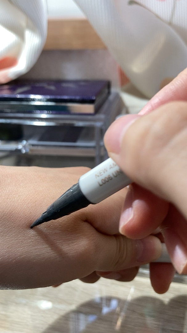 ヒンスのアイライナーです。3年前ぐらいに購入したんですが、今は売っていないのかな…
色味が好きで気に入っています。