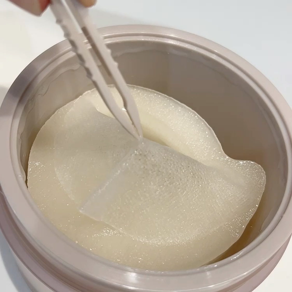 ビューティーアイズ エッセンスシート プレミアム プラス/AXXZIA/アイケア・アイクリームの動画クチコミ5つ目