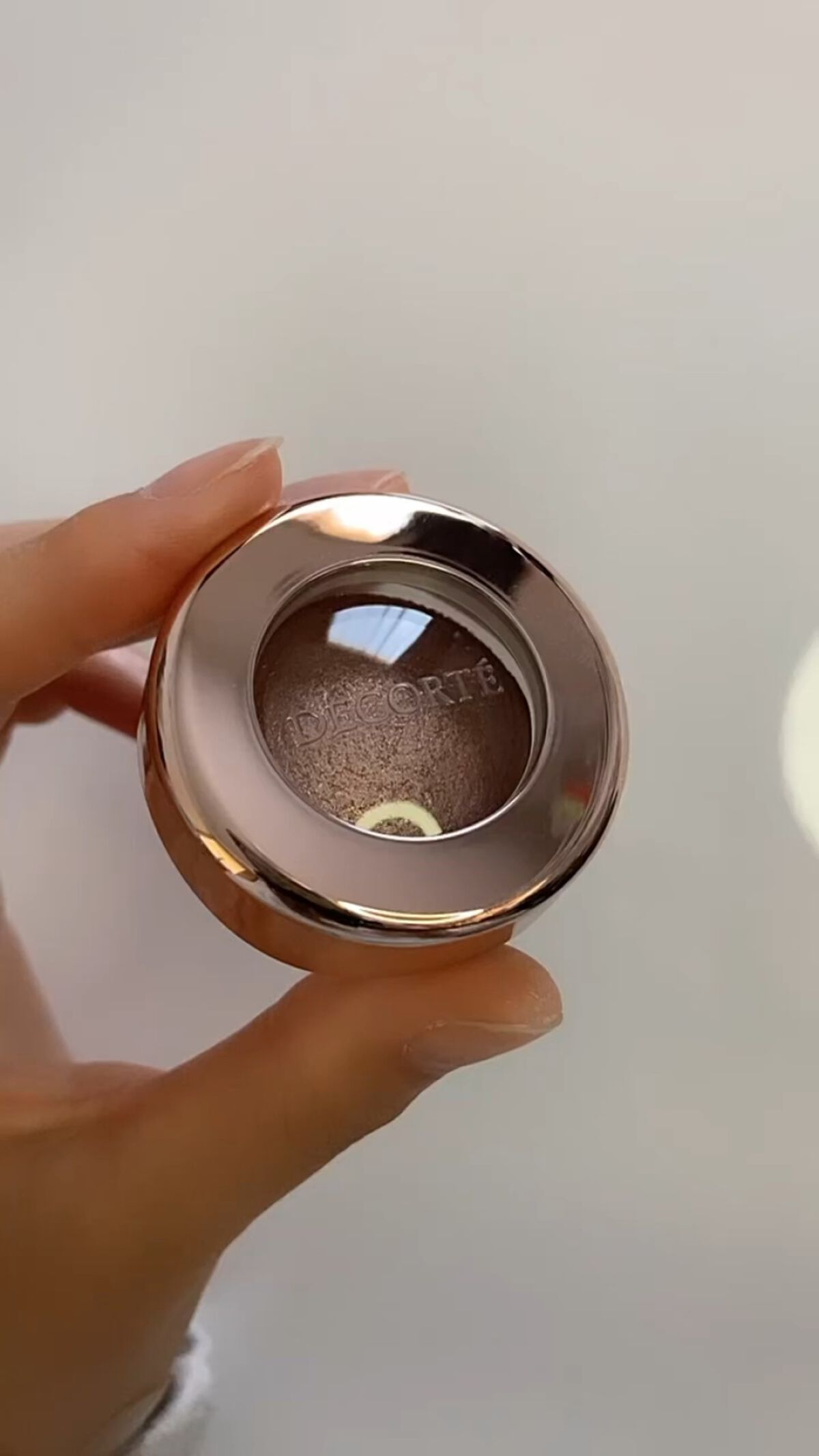 ・

最強濡れツヤ瞼とはこれのこと✨

コスメデコルテ
アイグロウ ジェム BE 387

指でクルクルして瞼に塗るアイシャドウ
クルクルする回数で雰囲気が変わってくるのもポイント！
1回クルクルすると、うっすらつくので普段のアイメイクの仕