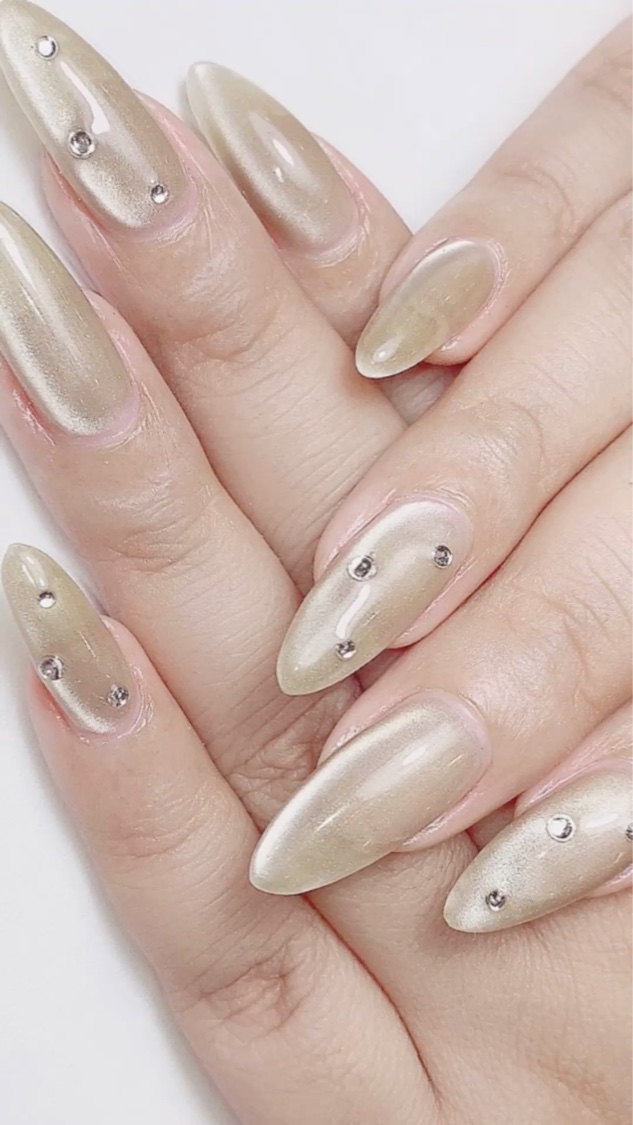 今年初のネイル🤍

ベージュのマグネットネイル💅

お上品仕上げ🤭


#ロングネイル #マグネットネイル #ベージュネイル #煌めく冬ネイル 