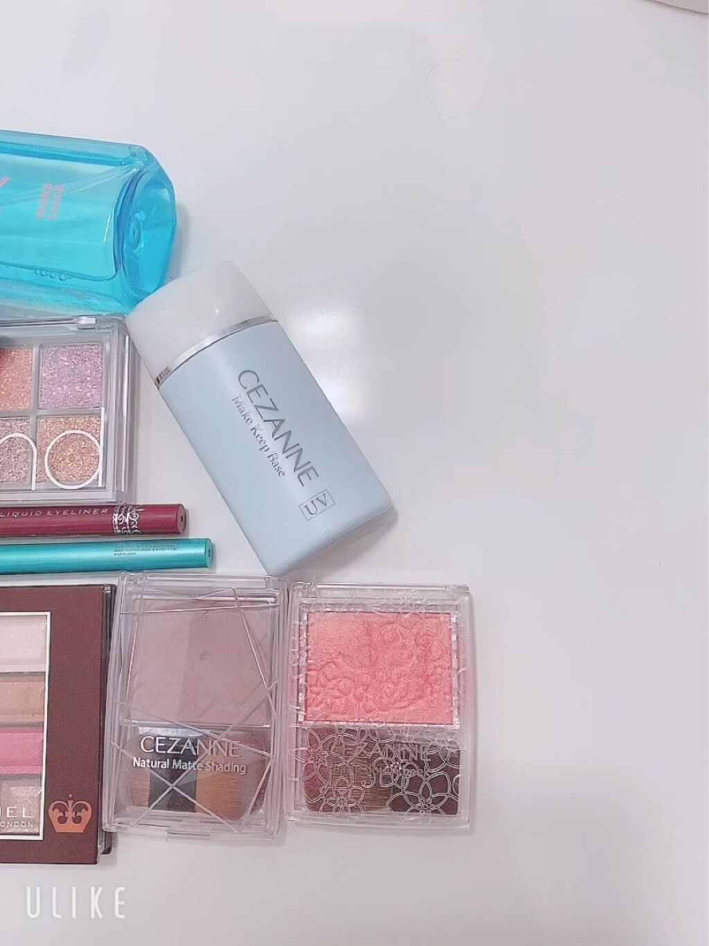 
［今日のメイク］


こんばんは🌟
ことはです👏


今日のメイクですが、本日もピンクメイクです笑


やっぱりブルベの私にはピンクメイクが1番しっくりくるな。。。と自分で思います。


メイク動画撮ったんですが、1分×6個にもなって