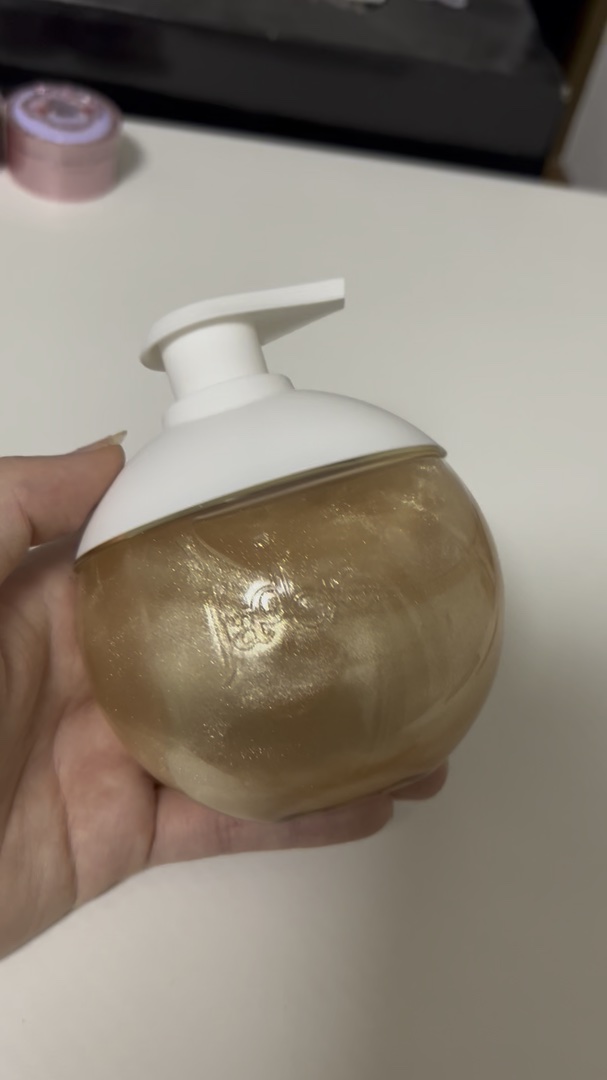 Dior ジャドール シマリング ボディ オイルのクチコミ「この輝きは優勝🏆

┈┈┈┈┈┈┈┈┈┈
Dior
ジャドール シマリング ボディ オイル
¥.....」（1枚目）