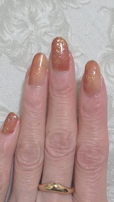 ✨✨✨本日のネイル✨✨✨
#paネイルカラープレミア
E009
を、メインカラーに使用しました。
親指、人差し指、薬指は
#ネイルホリック
#ネイルホリックつめ用ファンデ
RD425
と、グラデーションに仕上げて
#パラドゥ
#ミニネイル
