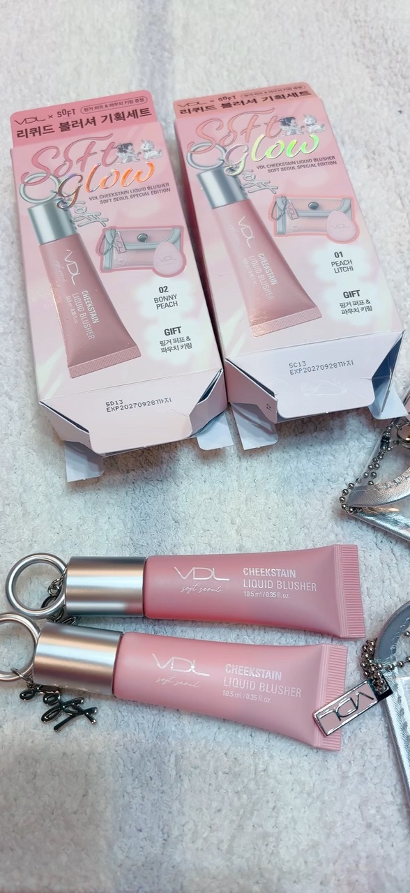 ✴︎
✴︎
VDL
チークステイン　リキッド　ブラッシャー
01　ピーチ　ライチ
02　ディム　ピーチ

ふわっと“恋色ほっぺ”になれる
VDLのリキッドチークが可愛すぎ🩷🩷

じゅわ〜っと内側からにじむピーチカラーで、
うるつやのほっ