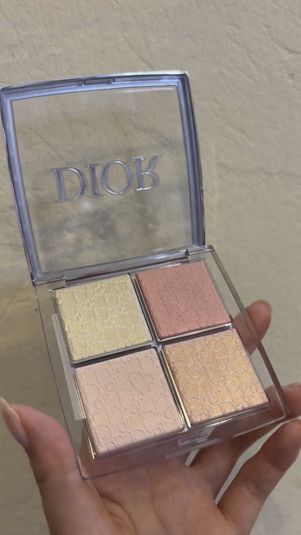 🌷ディオール バックステージ
フェイス グロウ パレット
004 ローズゴールド
¥6,600（税込）
┈┈┈┈┈┈┈┈┈┈┈┈┈┈┈┈
これ、かっっわいすぎる💓
⁡
メタリックなキラキラなのに、ラメが繊細でとっても上品な仕上がり！！！