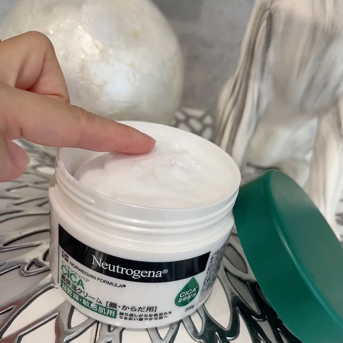 ニュートロジーナ®ノルウェー フォーミュラ インテンスリペア CICA 高保湿クリーム/Neutrogena/フェイスクリームを使ったクチコミ（2枚目）