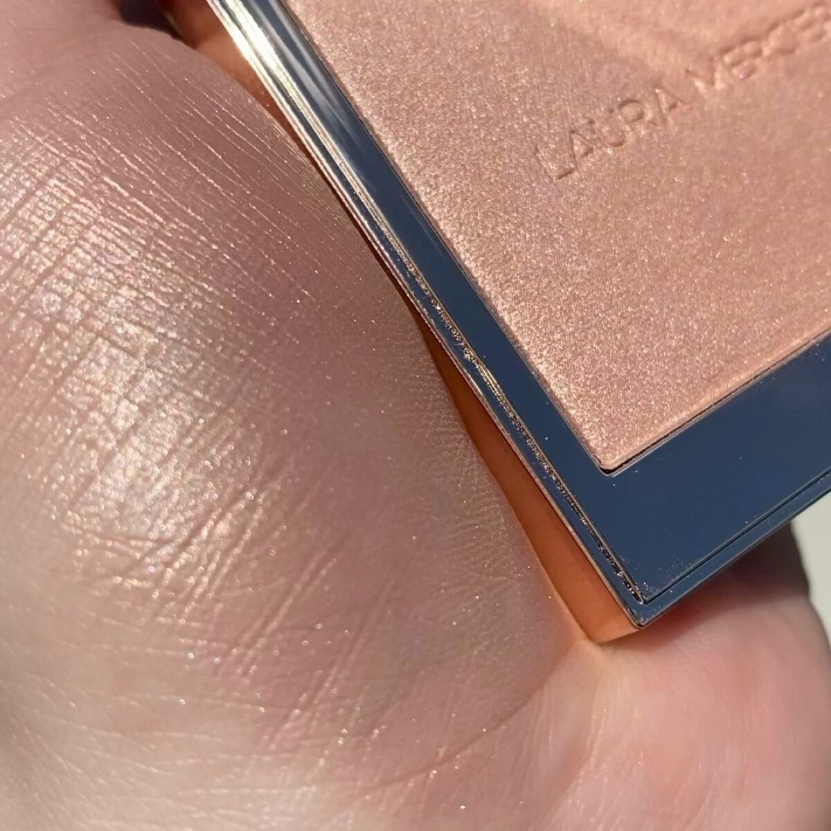 ローズグロウ イルミネーター /ローラ メルシエ/プレストパウダーの動画クチコミ5つ目