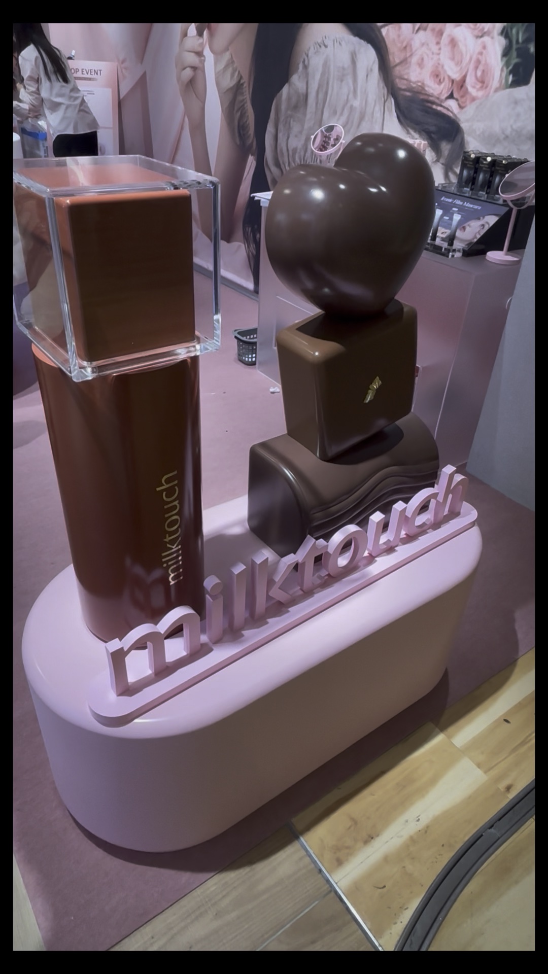 
Milk Touchが
アットコスメ大阪でポップアップ開催中💘


ショコラって感じがほんとよい👏

リップも
絶妙な色味がほんとかわいい😭

オーナメントリップが個人的にイチオシだけどマスカラもバッサバッサになって😍

メガ割も