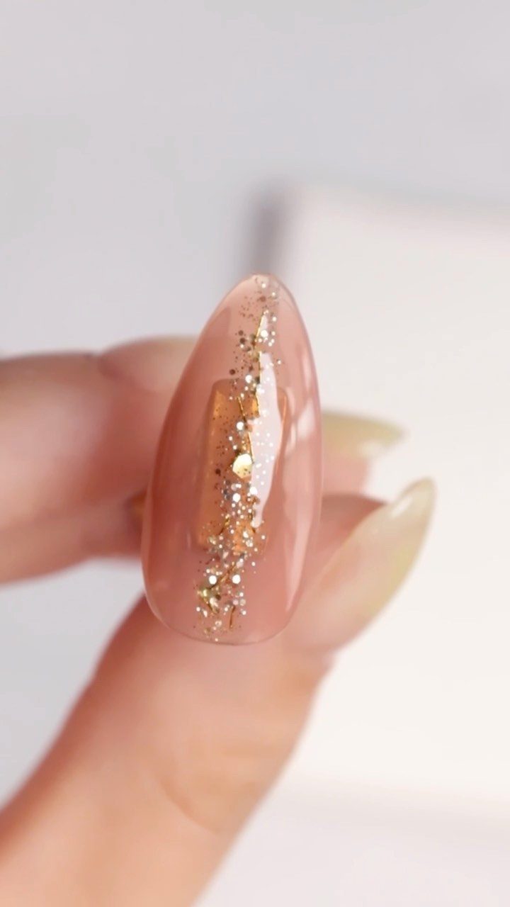 👇使用カラー

ダイソー
シアーピンクベージュ

ダイソー
グリッターゴールド

.
ベース後シアーピンクベージュを二度塗り

硬化したらグリッターゴールドを真ん中に乗せていく
ちょんちょんって塗っていくとグリッターがしっかり付くよ✨

