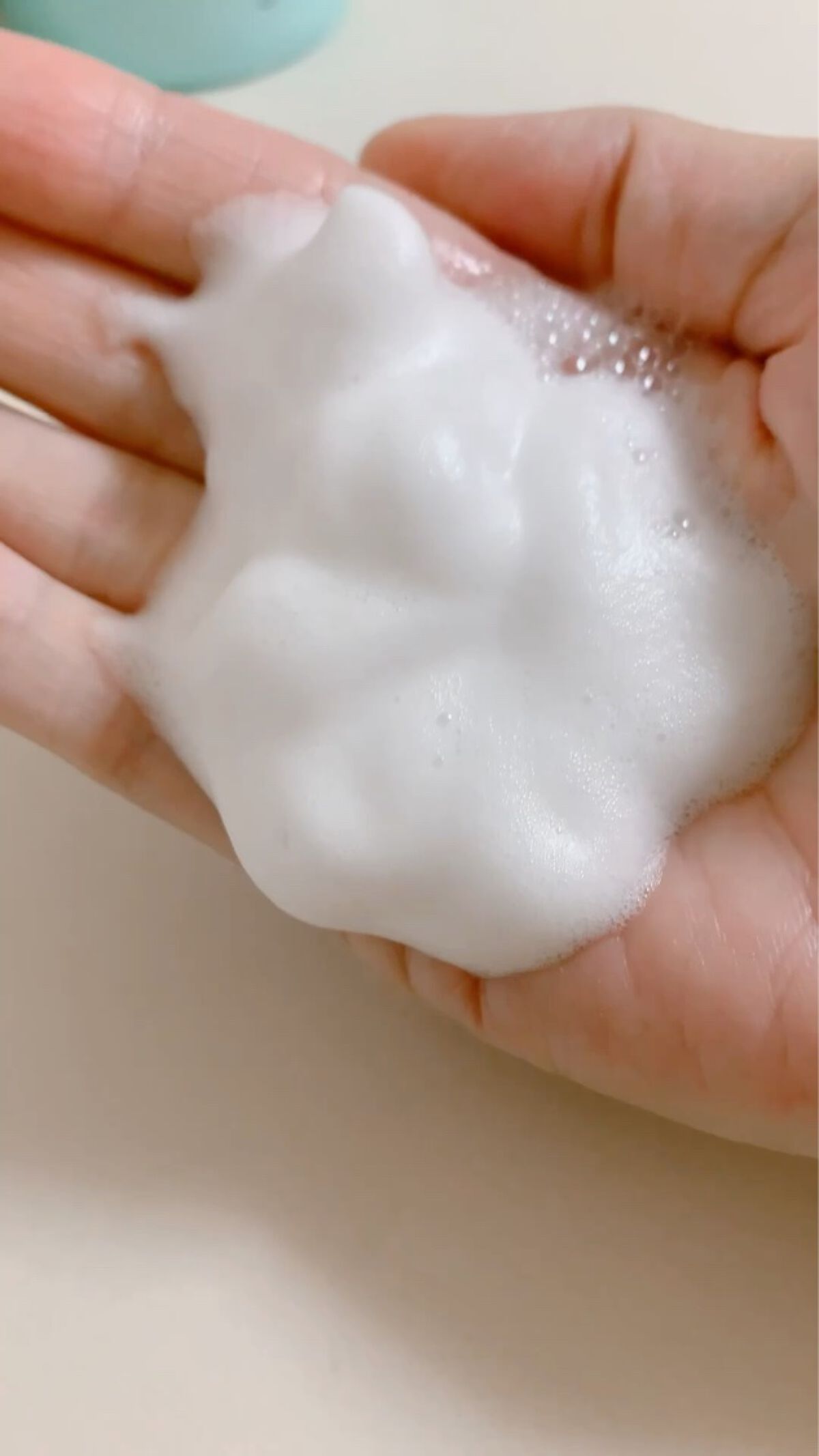 泡の高保湿ボディウォッシュ フルーティローズの香り/ケアセラ/ボディソープの動画クチコミ1つ目