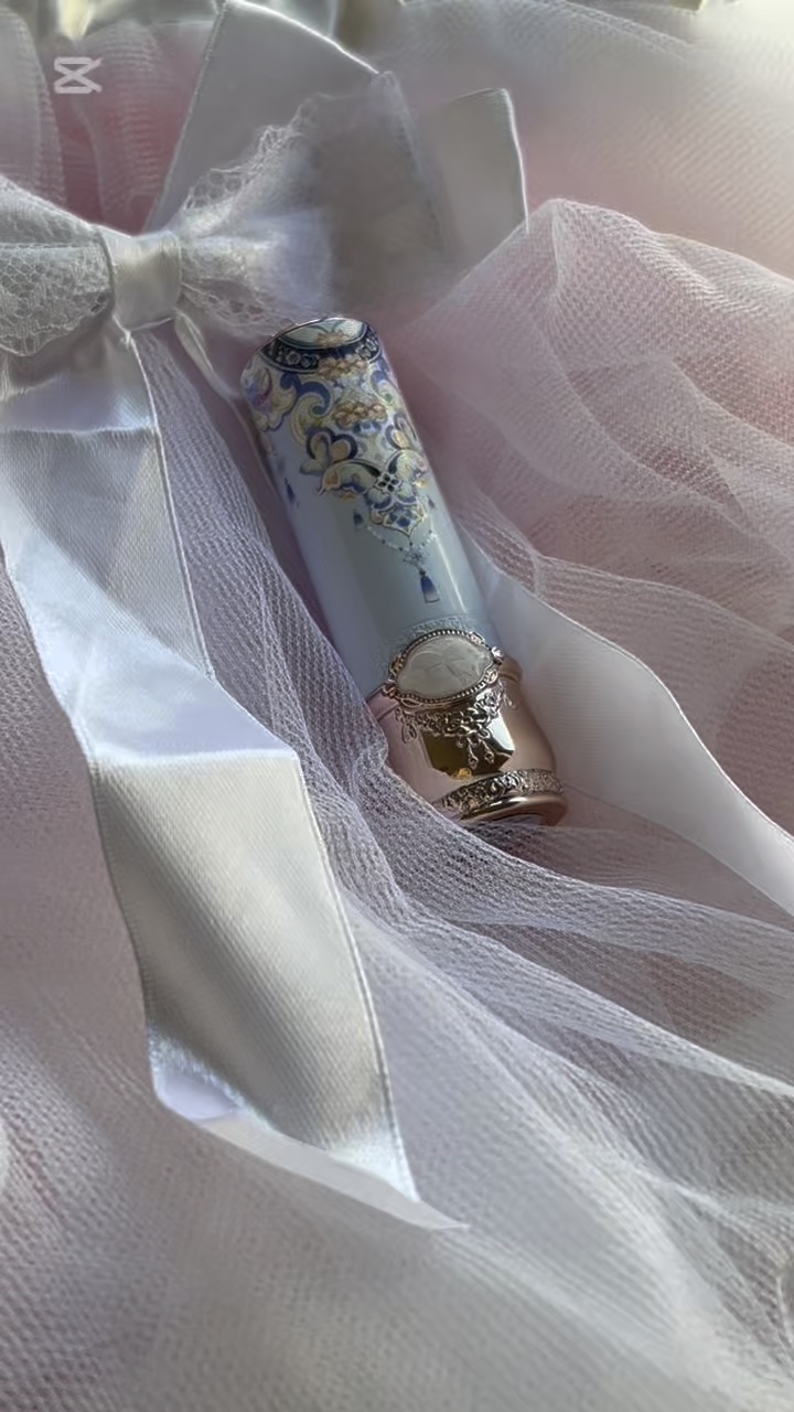 胡蝶雲肩グロッシーリップスティック/FlowerKnows/口紅の動画クチコミ3つ目