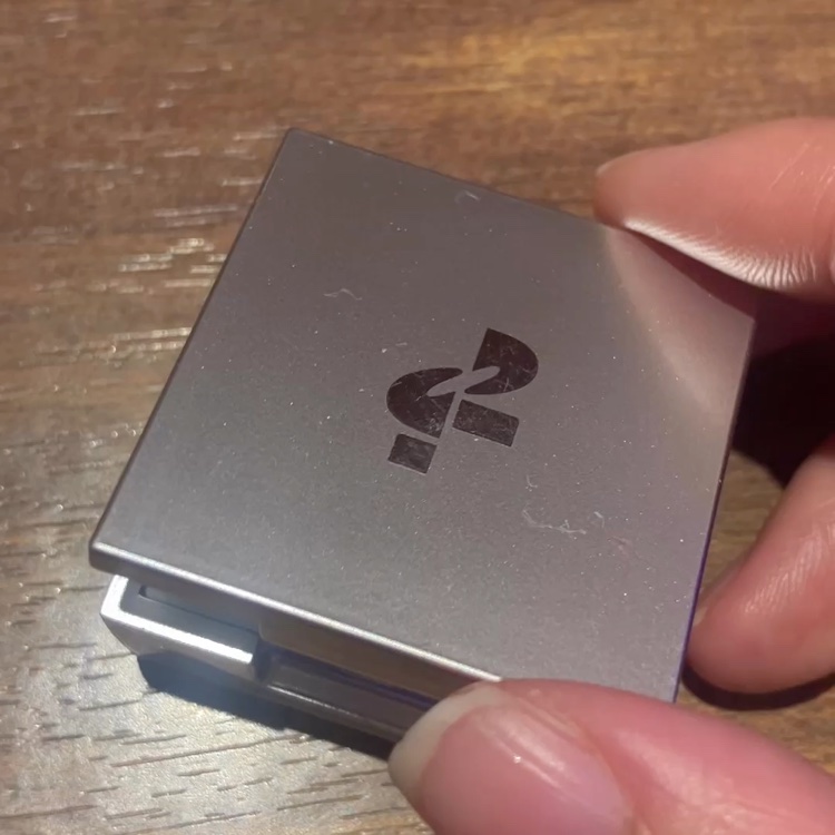 ストロビングフェイスキューブ/TWO SLASH FOUR/ハイライトを使ったクチコミ（2枚目）