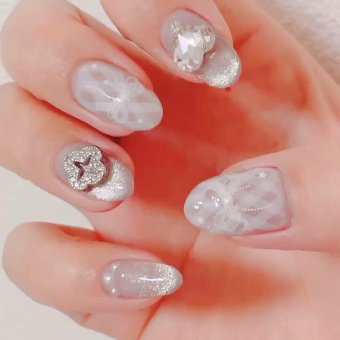 去年のクリスマス近くのネイル‪🫶🏻🤍

あとから見ると親指の爪の形が凄く変で萎えます😭

チェック柄にするのに利き手が右だから凄くやりにくかった記憶があります😢😢😢

基本的に色んなデザインしたくて左右違うデザインのことが多く