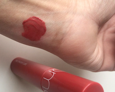 ジューシーラスティングティント/rom&nd/リップティントを使ったクチコミ（2枚目）