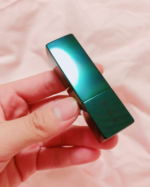 ミッドナイトフラワー リップスティック/RMK/口紅の動画クチコミ2つ目