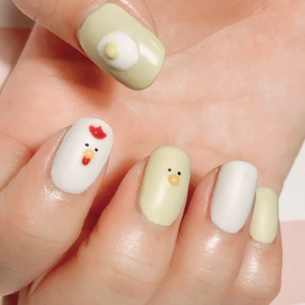 ネイリスト&ライター Satomi のクチコミ「【作り方動画は写真2枚目】
点を置くだけで出来ちゃうめちゃくちゃ簡単なひよこ&ニワトリネイル❤.....」(2枚目)