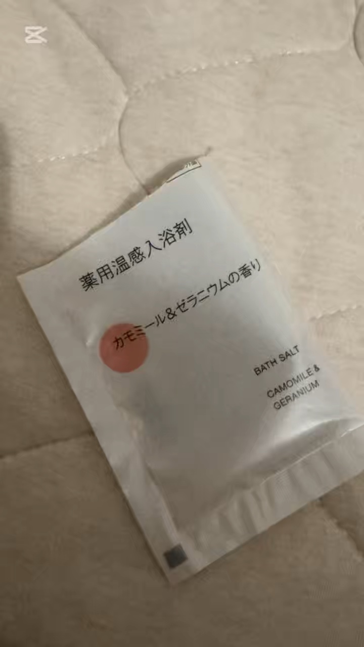 無印良品 薬用入浴剤 カモミール＆ゼラニウムの香りのクチコミ「無印良品　薬用入浴剤 カモミール＆ゼラニウムの香り

無印良品の薬用入浴剤 カモミール＆ゼラニ.....」（1枚目）