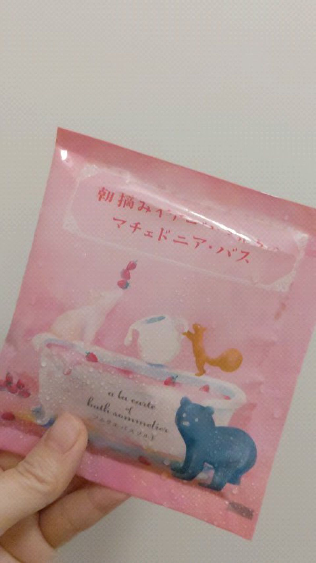 ソムリエ バスソルト 朝摘みイチゴとミルクのマチェドニア・バス/charley/無機塩系入浴剤の動画クチコミ1つ目