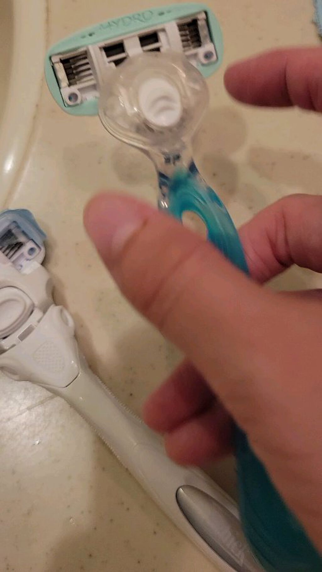 ハイドロシルク 敏感肌用 ホルダー （刃付き＋替刃１コ）/ハイドロシルク/シェーバーを使ったクチコミ（2枚目）