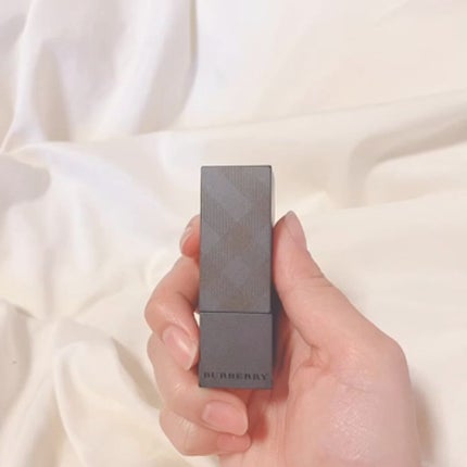 Burberry Beauty リップベルベットのクチコミ「:BURBERRY:
ロンドンのお土産に貰ったBURBERRYのリップ
発色がとても綺麗で.....」(3枚目)