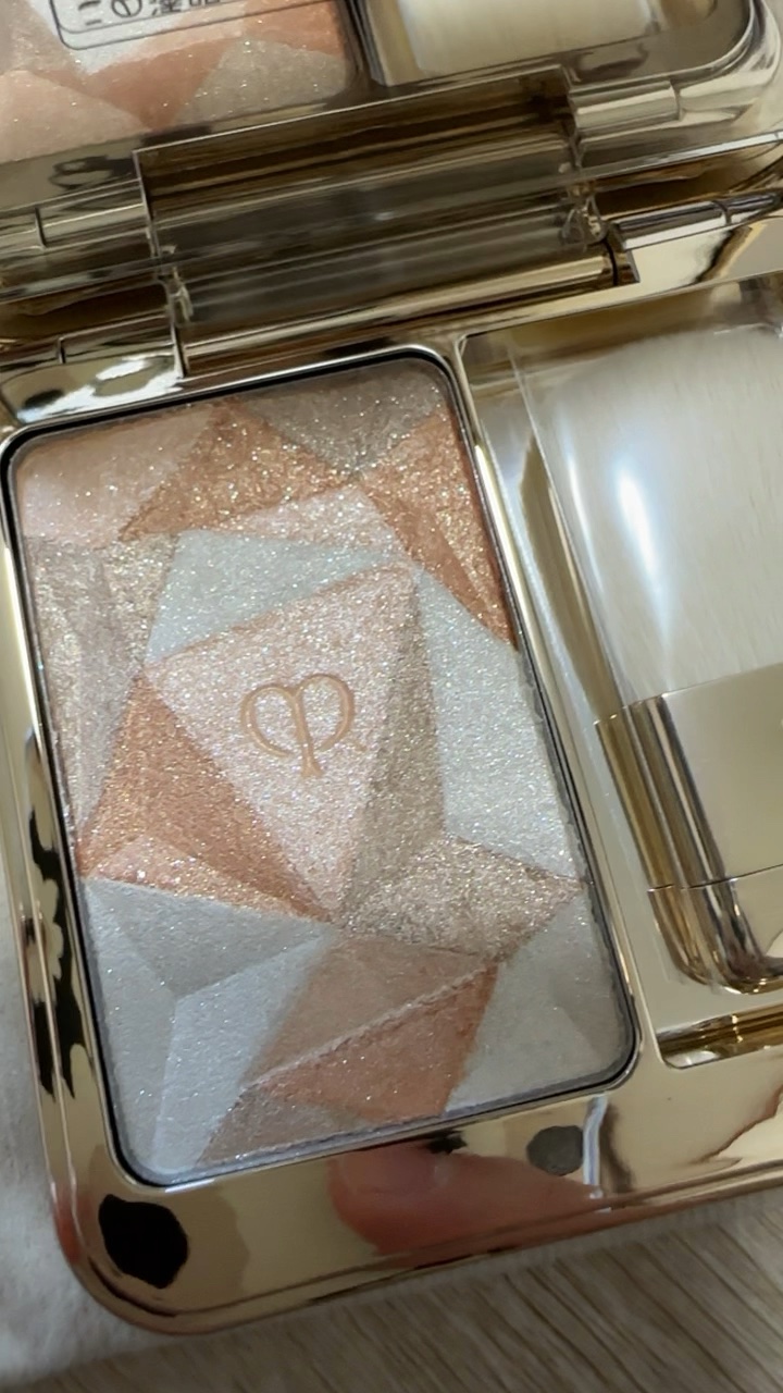 ル・レオスールデクラ /クレ・ド・ポー ボーテ/パウダーハイライトの人気ショート動画