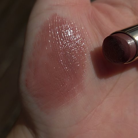 SUQQU 春コレ
モイスチャーグレイズリップスティック
111 意装-KOKOROYOSOI-

てか唇に纏ったらさらに万人受けする使いやすいモーヴ感たっぷりのミルキーなブラウンになってSUQQU様天