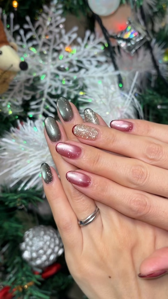 🎄🎄🎄

クリスマスツリーをバックに🎄
6歳児に撮ってもらったので手ブレご勘弁を🙇🏻‍♀️

フラッシュON撮影📸


#最旬ちゅるんネイル #冬ネイル
#クリスマスネイル #クリスマス
#セルフジェルネイル #セルフネイル
