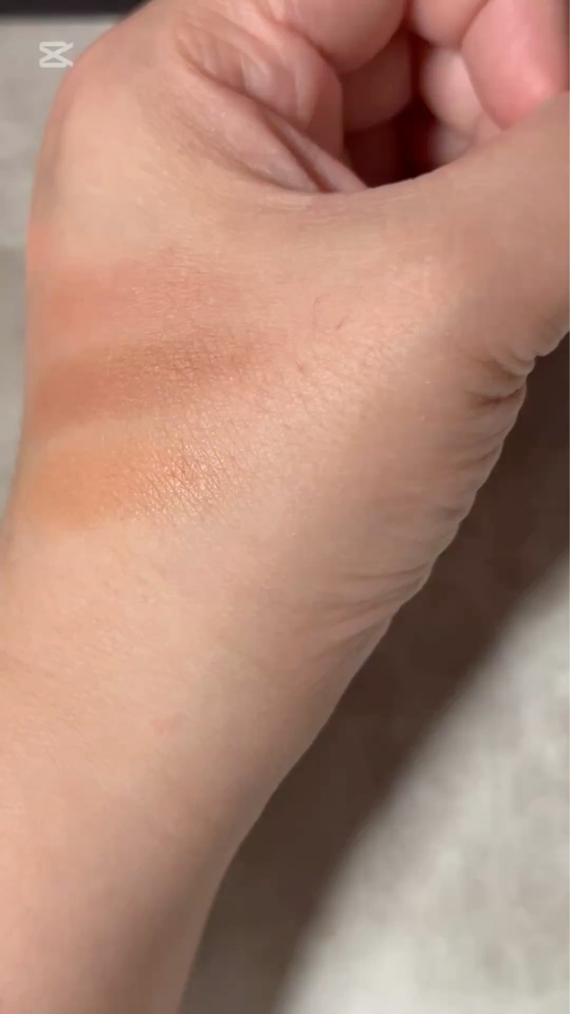 手持ちのカラーと比較


上から
01フォギーローズ
02シナモンブラウン
05メープルアプリコット

01番02番を持っていて
使用感が良かったので
LIPSで追加購入しました🛒

元気なオレンジカラーで
肌の上で綺麗にぼけるから
安定