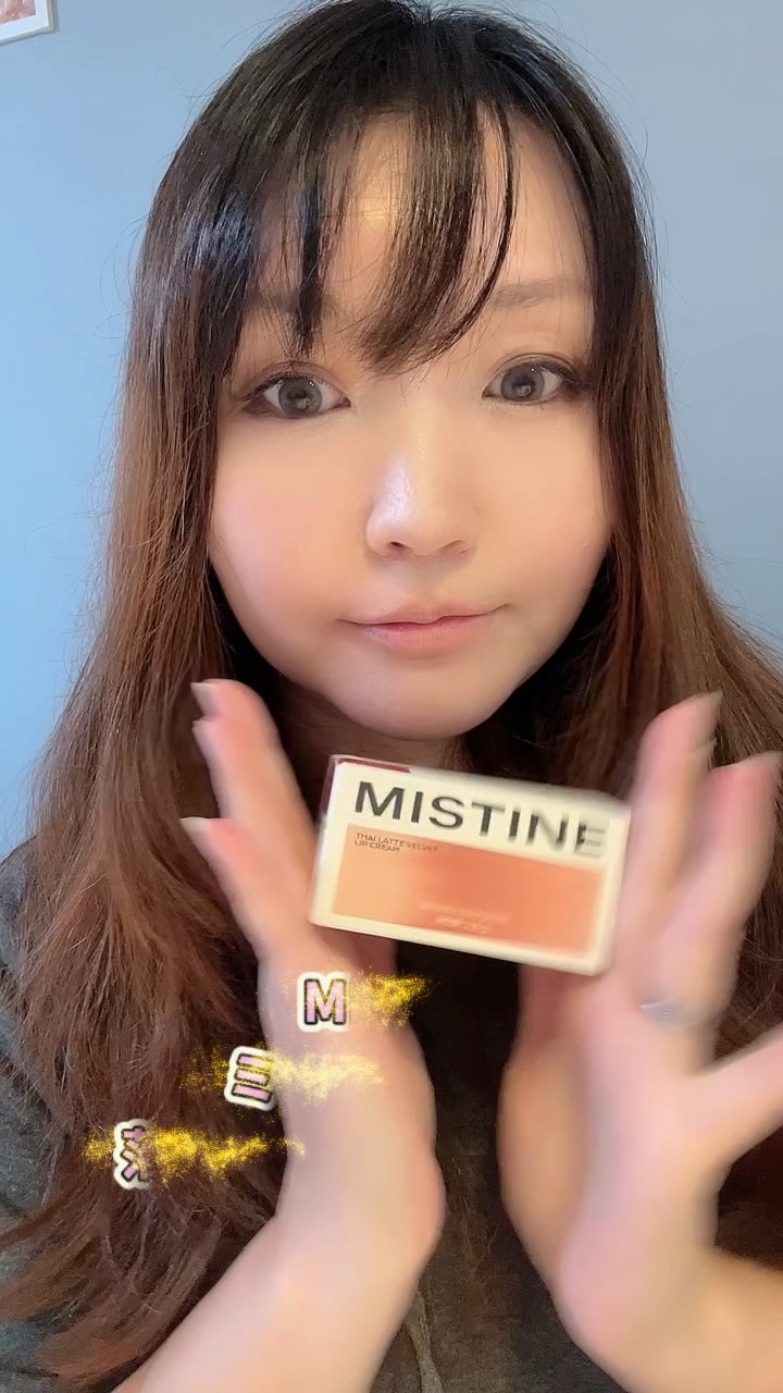 最近のお気に入りリップ💄
MISTINE リップティント
カラー：VO2 ロングビーチパウダーミスト

40代の私でもしっくりくる、
大人にちょうどいい落ち着いた発色のマットタイプ🫶

マットって乾燥しやすいイメージがあったんだけど
こ